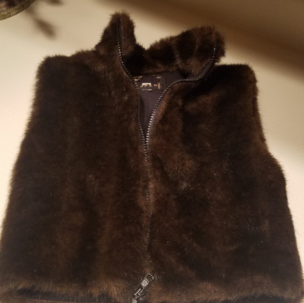 Beautiful size 4t to 5t real fur vest. Bought from - Picture 1 of 4